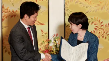 Podpis koaliční smlouvy v Japonsku mezi Liberálnědemokratickou stranou (LDP) a menší Stranou inovace (JIP)