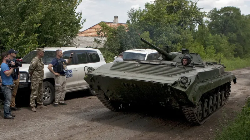 OBSE dohlíží na stahování těžké techniky z východu Ukrajiny