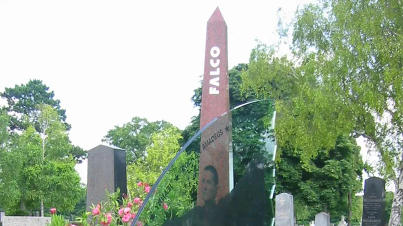 Hrob zpěváka Falca