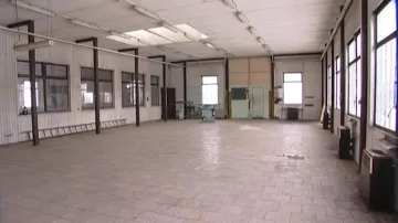 Prázdný areál bývalého strojírenského učiliště