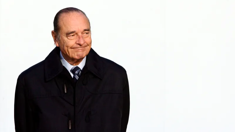 Chirac čeká před zahájením čtyřiadvacátého francouzsko-afrického summitu na lídry afrických zemí v Cannes v roce 2007.