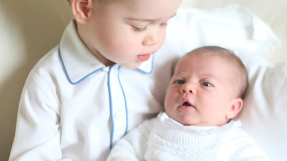 Princ George se svou sestřičkou Charlotte