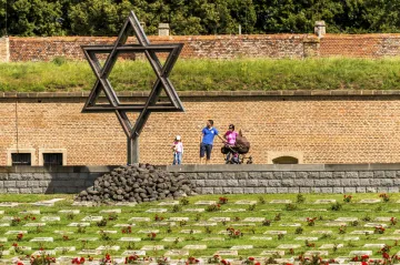 Terezín chce zaplnit prázdné ulice, zakázal parkování autobusům