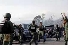Maduro hlásí potlačení puče. USA jsou připraveny k vojenskému zásahu ve Venezuele