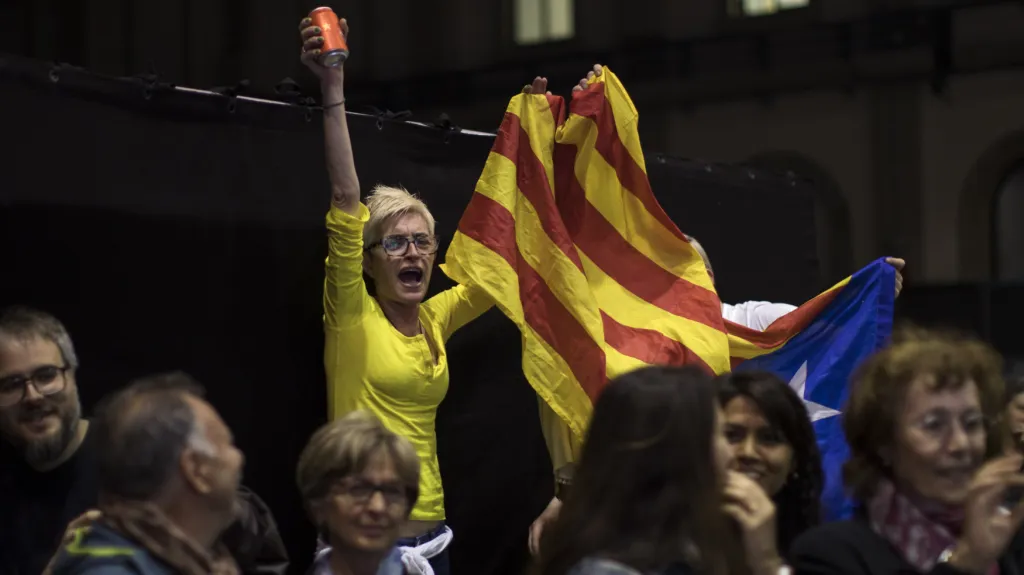 Příznivci katalánských separatistů v Barceloně oslavují výsledky voleb