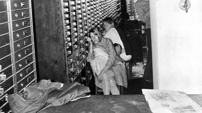 Na policejním fotu z 23. srpna 1973 bankovní lupič Clark Olofsson (vpravo) se dvěma rukojmími v trezoru banky. Snímek byl pořízen kamerou, která byla spuštěna dírou vyvrtanou ve stropě bankovního trezoru.