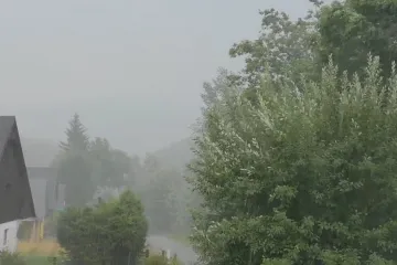 Východ Česka zasáhly bouřky s krupobitím, letadlo mířící do Brna muselo přistát v Praze