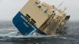 Prázdnou nákladní loď, která přeplavovala 3600 tun dřeva a stavební techniky včetně 300 tun ropy už pátý den unášejí vlny v Biskajském zálivu poblíž francouzských břehů