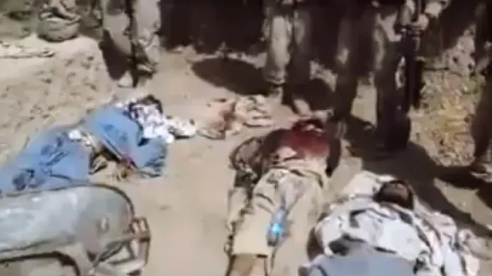Američtí vojáci močí na mrtvé bojovníky Talibanu