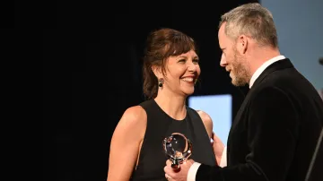 Americká režisérka, scenáristka a herečka Maggie Gyllenhaalová přebírá Cenu prezidenta festivalu od výkonného ředitele Kryštofa Muchy