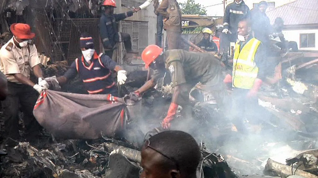 Vyprošťování obětí z havarovaného letadla v Lagosu