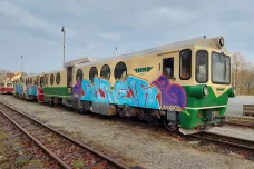 Sprejeři „ozdobili“ vlaky Jindřichohradecké úzkokolejky. Čištění je drahé a časově náročné