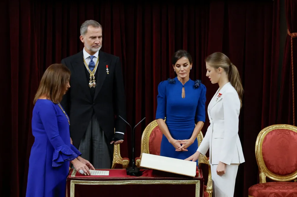 Španělská princezna Leonor skládá přísahu na ústavu, zatímco se na ni dívají její rodiče, španělský král Filip VI. a královna Letizia