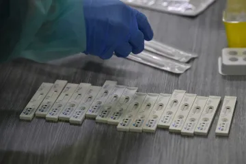 Omikron se v Česku rychle šíří, kvůli řidičům v karanténě  města omezují hromadnou dopravu