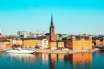 Před mešitou ve Stockholmu muž spálil korán. Uvažujme nad zájmy Švédska, vyzval premiér