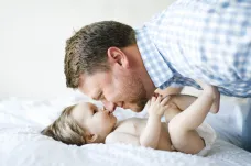 Otcovskou dovolenou si za tři měsíce vzalo přes devět tisíc lidí. Stát jim vyplatil 46 milionů