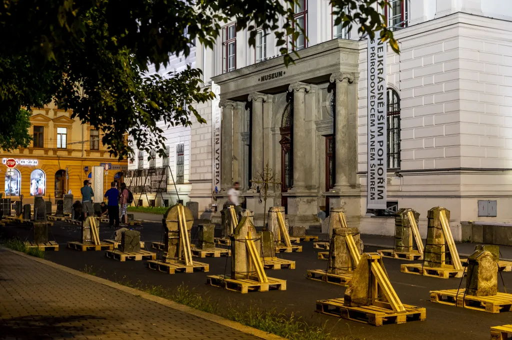 Prostor je uzavřen na zkoušku. Ověřuje se, zda lze tímto způsobem trvale zklidnit dopravu před hlavním vchodem, a přirozeně tak pro pěší propojit muzejní budovu se Smetanovými sady