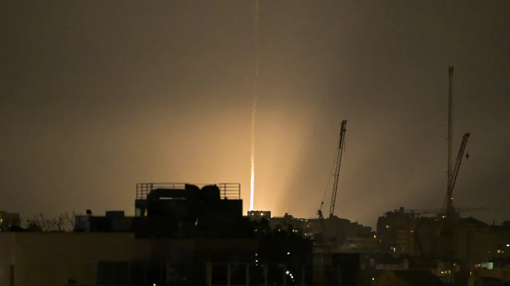 Raketa zachycená nad Tel Avivem, snímek z rána 12. března 2026