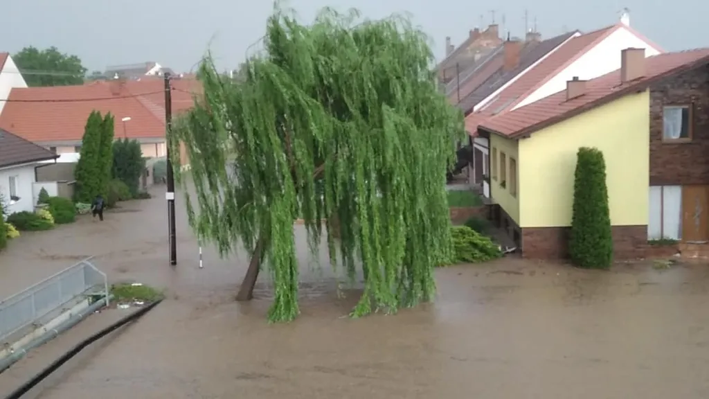 Pondělní bouře v Dolních Bojanovicích na Hodonínsku