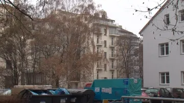 Černá nadstavba na domě v Jaselské ulici