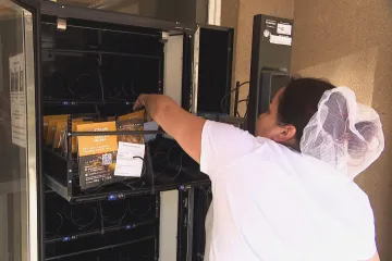 Školy řeší, co s nevydanými obědy. V Jihlavě je nabízejí v automatu