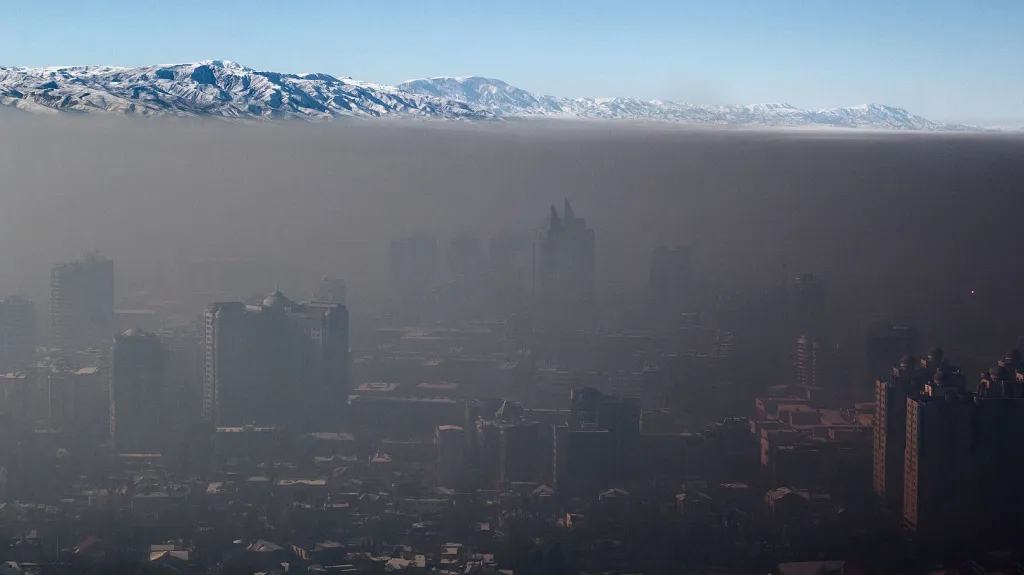 Smog zadržený inverzí nad Almaty