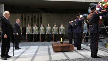 Prezidenti Miloš Zeman a Adrej Kiska položili na památku SNP věnce