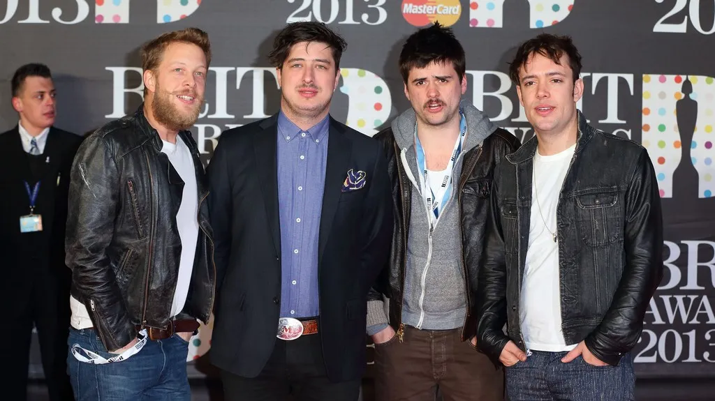 Folk-rocková skupina Mumford & Sons na Brit Awards 2013