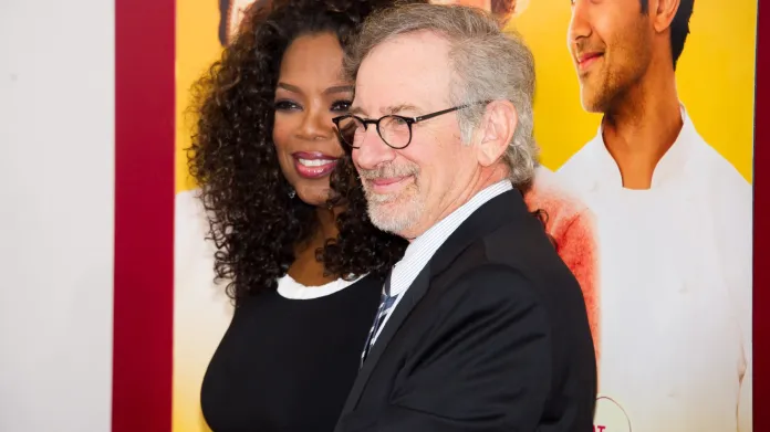 Oprah Winfreyová a Steven Spielberg na premiéře filmu Láska na kari, jehož jsou producenti. Spolu byli také hosty pořadu Dobré ráno, Ameriko, v němž se mluvilo o West Side Story.
