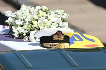 Británie se rozloučila s princem Philipem, jeho rakev byla spuštěna do královské krypty na hradu Windsor