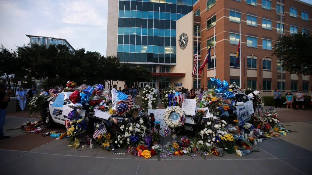 Dallas truchlí po smrti pěti policistů