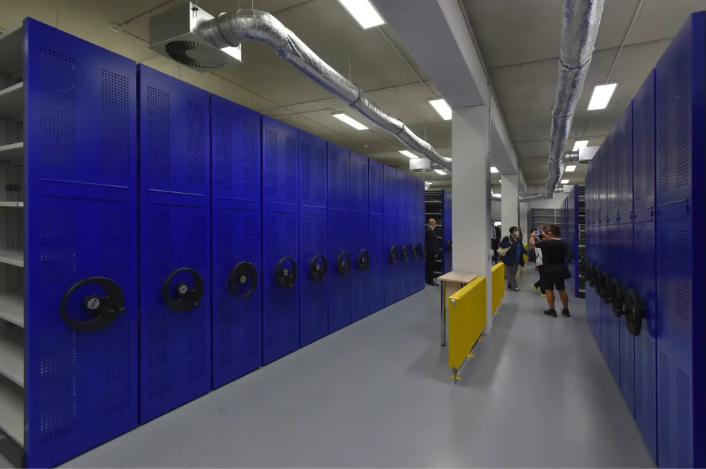 Depozitář disponuje pohyblivými regály, které poskytují 22 kilometrů polic na knihy, budova je vybavena i softwarem a hardwarem na ukládání dat