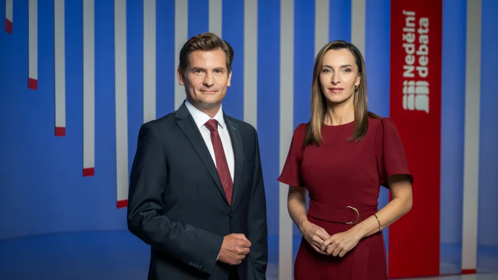 Moderátoři Nedělní debaty Lukáš Dolanský a Jana Peroutková