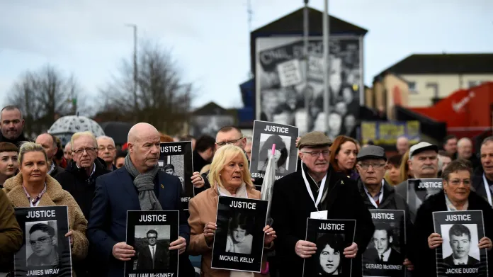 Pochod rodin obětí krvavé neděle v Londonderry před oznámením rozhodnutí ohledně stíhání tehdejších vojáků