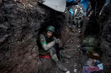Ukrajinci postupují u Bachmutu, tvrdí velitel Syrskyj. Podmínky označil za těžké a úspěchy za dílčí