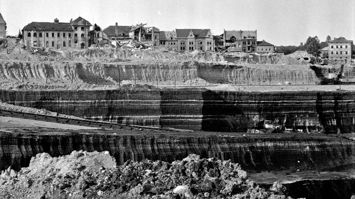 Těžba hnědého uhlí devastovala krajinu i celá města. Na snímku z roku 1975 ustupuje těžbě historické město Most