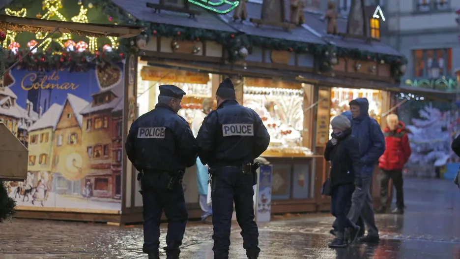 Francouzská policie hlídkuje na vánočních trzích