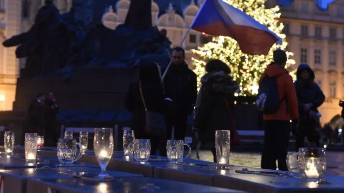 Sídlo Úřadu vlády v Praze propojil v lednu se Staroměstským náměstím řetězec z půllitrů a skleniček se svíčkami na protest proti protiepidemickým opatřením vlády