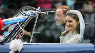 Novomanželé odjeli z Buckinghamského paláce v modrém kabrioletu Aston Martin