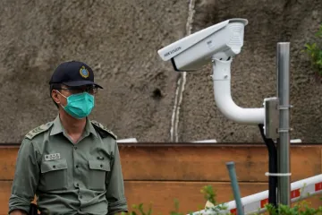 Neviditelná klec, která omezuje, popisuje obří sledovací aparát část Číňanů