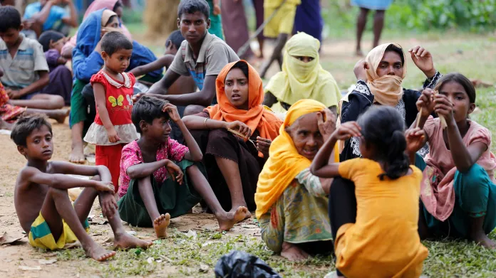 Rohingové, kteří čekají na přijetí do uprchlického tábora v Bangladéši