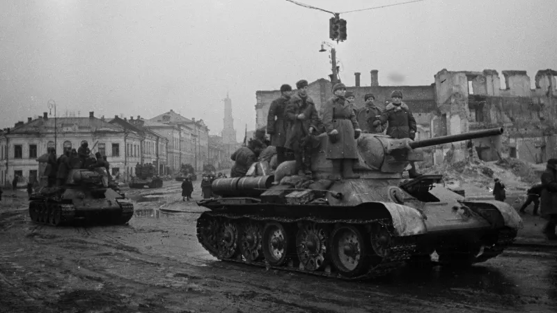 Tanky v centru Charkova v únoru 1943