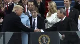 Donald Trump se zdraví s předsedou nejvyššího soudu Johnem Robertsem před svou inaugurací