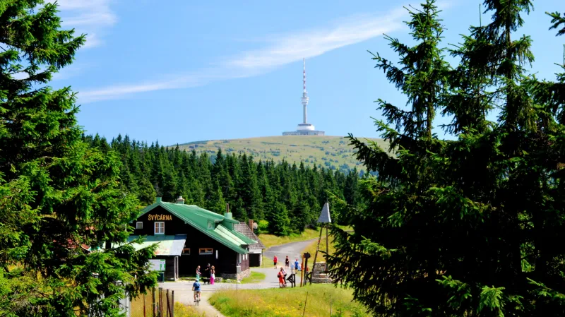 Jedna z nejkrásnějších turistických chat v Jeseníkách z roku 1987, která leží ve výšce 1304 metrů nad mořem, se měla podle majitele proměnit v třípatrový hotel.