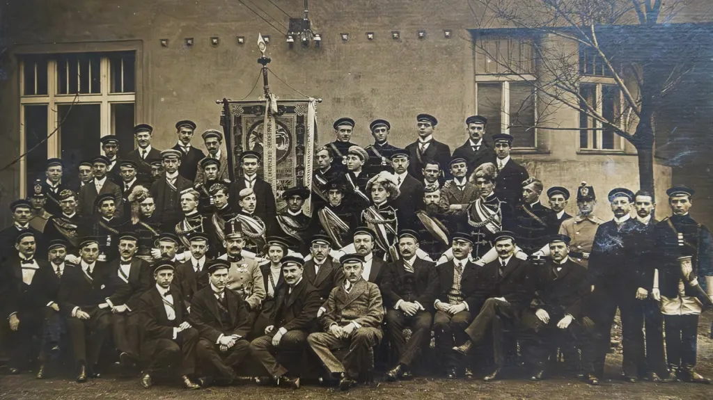 Skupinový snímek německého studentského spolku Burschenschaft (česky buršáci)