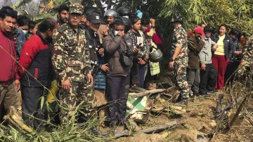 Přihlížející na místě havárie letadla v Pokhaře