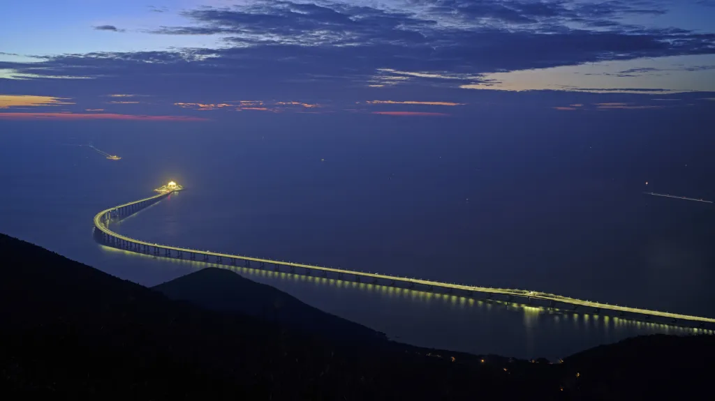 Nejdelší mostní konstrukce na světě vedoucí přes moře – 55 kilometrů dlouhý most spojující Hongkong, Macao a město Ču-chaj v pevninské Číně.