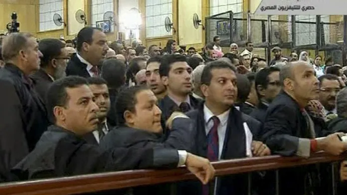 Egypťané sledují soudní líčení s Mubarakem a jeho syny