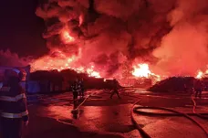 U Tisové hoří skládka pražců, zásah hasičů potrvá dlouho