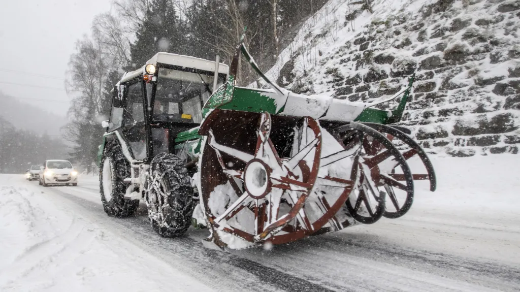 Sníh brzdil ve čtvrtek dopravu z Vrchlabí do Špindlerova Mlýna